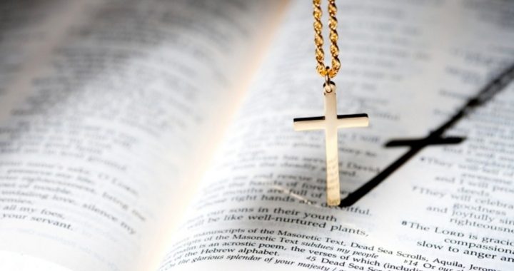 Calif. Univ. Officials Apologize After Student Told to Remove Cross Necklace